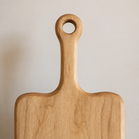 Planche à découper en bois de cerisier en gros avec longue poignée et trou de suspension, planche rectangulaire pour hacher et servir, logo personnalisé OEM