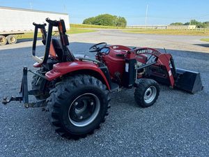 Tractor agrícola usado de servicio pesado Mini Case IH Farmall 31 MFWD Premium, construido para trabajo agrícola exigente y larga vida útil. - Product Image 2
