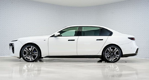 BMW 740i M-Sport USADO 2023 - Motor 3L - Híbrido 375hp Euro6 - TRANSMISIÓN AUTOMÁTICA - Volante a la Izquierda - Product Image 2