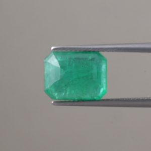 Esmeralda Natural Certificada IGI, Suelta, 5.36 Quilates, Corte Esmeralda Octogonal, 11.5x9mm, Tallada a Mano, Encerada/Aceitada, Pulida, Gema Fina Ligera - Product Image 3