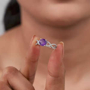 แหวนคลื่นอเมทิสต์ธรรมชาติสีเงินออกแบบให้มีรูปแบบชุดขอบเรียบสำหรับคนรักอัญมณีสมัยใหม่ - Product Image 2