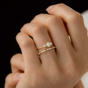 แหวนหมั้นเพชรโมอิสซาไนต์ทรงกลมสามเม็ดเงินแท้ 925 - Product Image 5