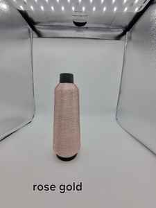 Fil à broder SHREE VIDHATA JARI ROSE GOLD flexible 110 Denier en nylon métallisé argenté pour l'industrie textile, broderie et tissage manuel - Product Image 3