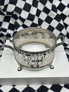 Casserole en métal argenté de designer avec corps à découpes décoratives et couvercle en céramique marron pour les rassemblements, le service et les cadeaux - Product Image 4