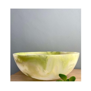 Bol de service en résine fabriqué à la main surface lisse brillante design élégant idéal pour table à manger ou intérieurs de maison modernes - Product Image 1