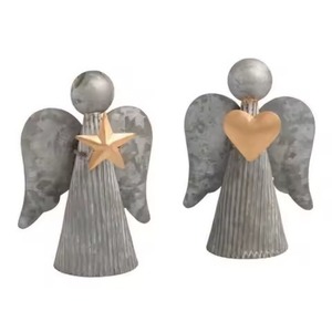 Paire de figurines d'anges en métal galvanisé tenant une étoile et un cœur, accent décoratif de vacances pour table, étagère ou décoration intérieure - Product Image 1