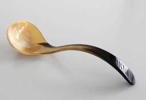 ช้อนทำจากเขาสัตว์ธรรมชาติแบบคลาสสิกที่ปรับแต่งได้ เป็นมิตรกับสิ่งแวดล้อม มีสีและขนาดให้เลือกหลากหลาย โทนสีธรรมชาติที่ดีที่สุดสำหรับใช้ในบ้านและงานแต่งงาน - Product Image 4