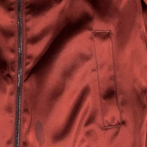 Chaqueta Bomber de satén Elevate Urban Fashion With A Bold Satin Bomber Jacket a la venta - Product Image 3