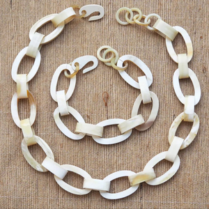 Collar de Lujo Hecho a Mano con Cuerno de Búfalo, Joyería Natural y Sostenible para Mujer, Alta Calidad - Product Image 1