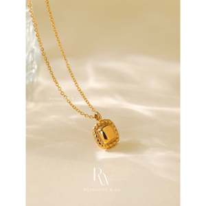 Collana con Ciondolo Quadrato Dorato a Forma di Croissant, Antiossidante, Texture Geometrica, Collana Stratificata, Regalo alla Moda - Product Image 5