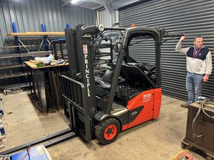 รถยกไฟฟ้าใช้แบตเตอรี่ขนาด3ตันรถยกพาเลทสำหรับโกดังสินค้าใช้ยกส้อมจัดการวัสดุไฟฟ้าอุตสาหกรรม - Product Image 2