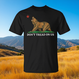 T-Shirt Patriottica Premium 'Don't Tread on Us' con Design Orso della California per Uso Promozionale - Product Image 2