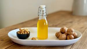 Huile de noix pressée à froid de qualité alimentaire en gros, 100 % pure, en vrac, en promotion - Product Image 4