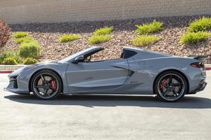 Corvette E-Ray Coupé 2024, V8 Híbrido de 655 hp, Tracción en las Cuatro Ruedas, Acabado 2LZ, Color Gris Sea Wolf Tricoat, Sin Modificar - Product Image 3