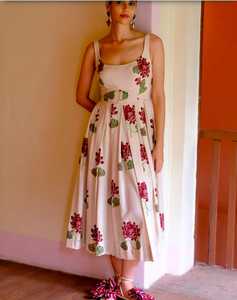 Vestido semilargo de Georgette Beige con estampado de flores con estilo para mujer Tela de rayón con cuello cuadrado y diseño sin mangas-Vestido marrón - Product Image 2