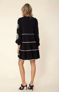 Collection élégante pour femmes Robe brodée à manches trois-quarts faite main - Product Image 4