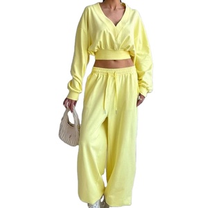 Ensemble survêtement deux pièces personnalisé de haute qualité pour femme, comprenant un crop top à capuche zippé oversize et un pantalon de jogging, et un ensemble survêtement pour homme 2026 - Product Image 1