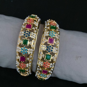 Magníficos y lujosos brazaletes Royal Bloom Jadau con acentos de perlas de Esmeralda rubí, joyería de latón chapada en oro para novias para boda - Product Image 1