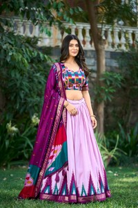 Tushar Diseñador Estampado de seda Lehenga Choli Colección clásica de bodas con retoque de encaje - Product Image 2