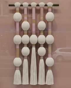 Tapisserie murale en macramé colorée avec symboles du zodiaque Pêcheurs et franges sphériques, pour une maison douillette - Product Image 3