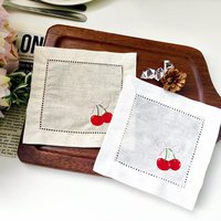 Ensemble de serviettes de cocktail et sous-verres carrés personnalisés en coton et lin brodés de cerises, réutilisables et durables, pour la table de fête ou la salle à manger à la maison