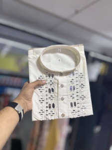 การออกแบบระดับพรีเมี่ยมพร้อม kurta ที่มีความยาวเต็มรูปแบบสำหรับผู้ชายที่มีเนื้อผ้าที่อุดมไปด้วยนักออกแบบระดับพรีเมียมสวมใส่ในปริมาณที่มาก - Product Image 2