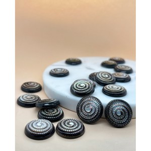 Perles en nacre noire sculptées à l'effigie de fossiles - Product Image 2