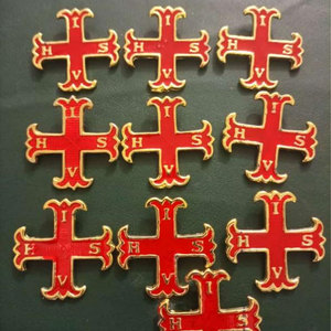 เข็มกลัดติดปกเสื้อรูปไม้กางเขนสีแดงสั่งทำสัญลักษณ์ I H S V พร้อมขอบสีทองสำหรับคำสั่งซื้อของช่างและศาสนา - Product Image 1