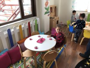 Chaise en bois de pépinière Montessori au design moderne de haute qualité empilable EN71-3 garantie de 5 ans durable pour les bébés enfants école hôtel - Product Image 6