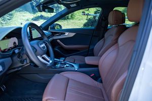 Audi A4 2.0T Quattro berline 2022, faible kilométrage, boîte automatique, direction souple, essence/électrique, état neuf - Product Image 2