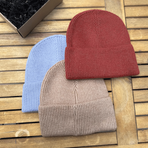 Vente en gros de bonnets en tricot personnalisés avec logo brodé, bonnet chaud décontracté, bonnet en tricot uni pour l'hiver, bonnets unisexes avec plusieurs couleurs - Product Image 2