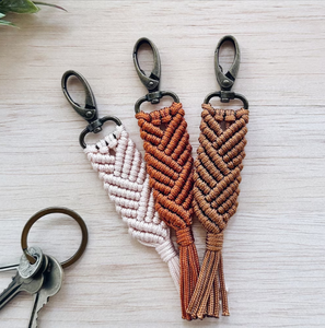 พวงกุญแจมาคราเม่ทำมืออย่างสวยงาม - Product Image 1