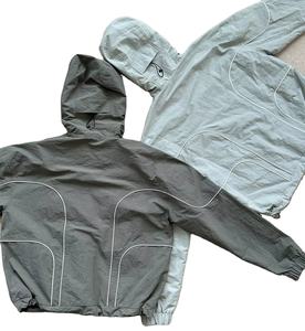 Sudaderas con capucha cortavientos transpirables ligeras de secado rápido personalizadas para hombre para gimnasio y deportes al aire libre chaqueta reflectante a prueba de viento - Product Image 2