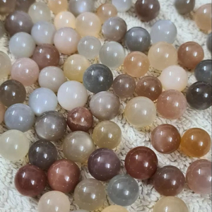 พลอยมูนสโตนหลายสีธรรมชาติลูกปัดกลมหลวมสำหรับทำเครื่องประดับทำลูกปัดกระสุนหินบัฟท็อป - Product Image 1