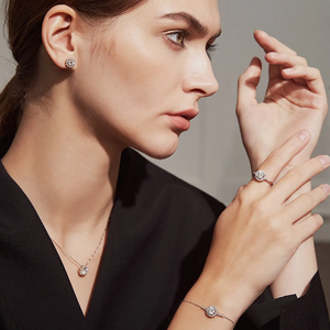 Ensemble collier et boucles d'oreilles SHREYA DIAM en argent plaqué or rose, classique, avec moissanite 1 carat taille halo givrée, pour fiançailles et anniversaire - Product Image 2