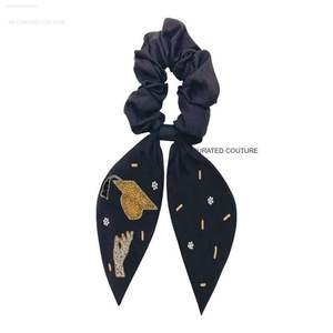 Scrunchies blancos personalizados con cuentas de semillas bordadas a mano indias Hermoso accesorio para el cabello inspirado en pinzas para el cabello de Graduación - Product Image 6