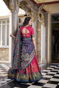 Feuille de travail élégante en soie imprimée Tasar Lehenga avec peut chemisier Dupatta ensemble avec glands et dentelle Patti Gotta pour une tenue de fête - Product Image 6