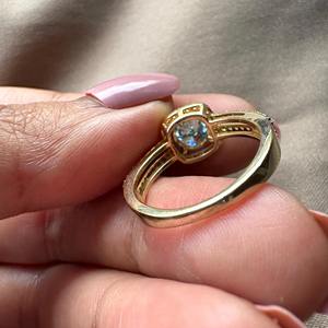 Anillo de Compromiso con Halo de Doble Banda y Diamante Cultivado en Laboratorio de Corte Portugués Redondo, Color Azul, en Oro de 14k con Piedra Certificada por IGI - Product Image 4