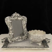 Plateau à poignée en aluminium Vintage fabriqué à la main avec cadre Photo Antique pour décoration de la maison, épingle en émail