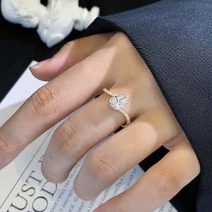 Bague en diamant de laboratoire certifié IGI 1,60 carats, taille poire, sertissage panier, bande ondulée, couleur D-E-F, clarté VVSVS - Product Image 1