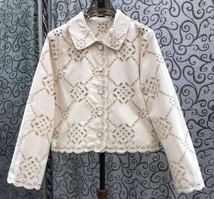 Conjunto de Ropa de Moda de Algodón Sólido de Diseñador Nuevo y de Alta Calidad, Otoño 2025, Blusa Bordada Calada para Mujer + Pantalones Capri + Conjunto de Pantalones Cortos - Product Image 6