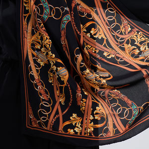 Cinturón de Cadena Dorada con Adornos Barrocos de Lujo, Chal Multifuncional Informal de Seda de Morera 100% Pura con Dobladillo Enrollado a Mano - Product Image 4