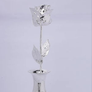 Jarrón de cerámica plateado moderno con diseño de Rosa Acento de mesa de lujo para decoración de sala de estar - Product Image 1