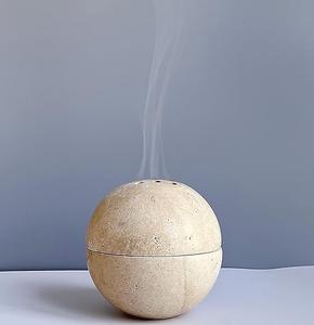 Brûleur d'encens en marbre et laiton élégant fabriqué à la main avec couvercle dôme et trous perforés pour parfum d'intérieur - Product Image 3