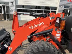 Chargeur sur pneus Kubota R430 2023 | Chargeur compact de 2.6 tonnes avec moteur diesel de 47.6 CV | Équipement de construction et agricole - Product Image 6