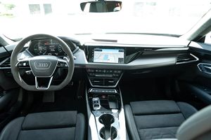 Audi RS e-tron GT 2024 con Sistema de Motor Dual Sincrónico y Transmisión Trasera de Dos Velocidades - Product Image 5