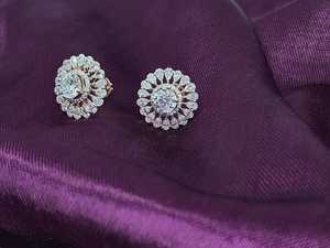 ต่างหูชุบทอง14K สุดหรูของผู้หญิงออกแบบลายดอกไม้ใสประดับเพชรทรงกลมสวยงาม - Product Image 3