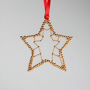 Lujoso adorno de estrella con cuentas doradas y negras hecho a mano con cinta para una elegante decoración navideña festiva Diseño de sublimación en blanco - Product Image 2