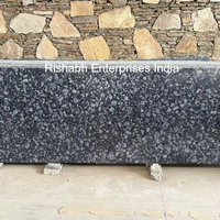 Carreaux de revêtement mural en granit gris Bianco de couleurs noires indiennes Carreaux de pierre naturelle polie pour cuisine et salle de bain Option Inde