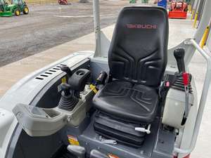 ENVÍO GRATUITO Miniexcavadora TAKEUCHI TB230 de 24 HP con Motor Diésel, Certificación EPA y CE, Sistema Hidráulico Auxiliar, 2 Velocidades, PLC - Product Image 3